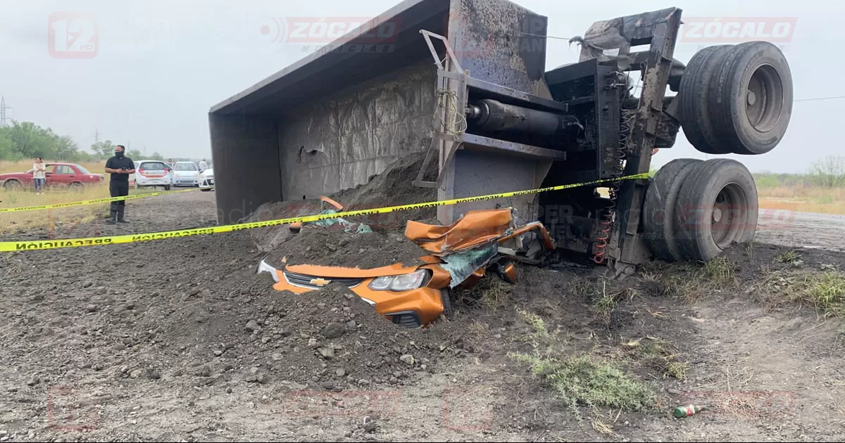 Mata tráiler carbonero a 4 integrantes de una familia en la carretera 57