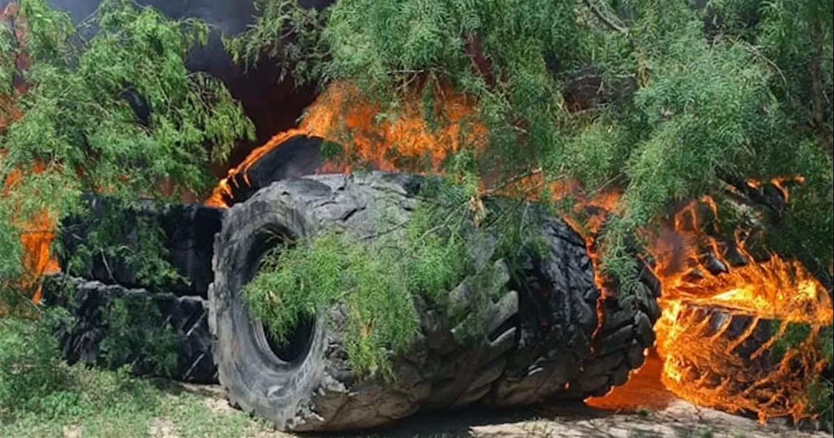 Se incendia basurero abandonado de Micare en Piedras Negras; arden más de 100 llantas gigantes