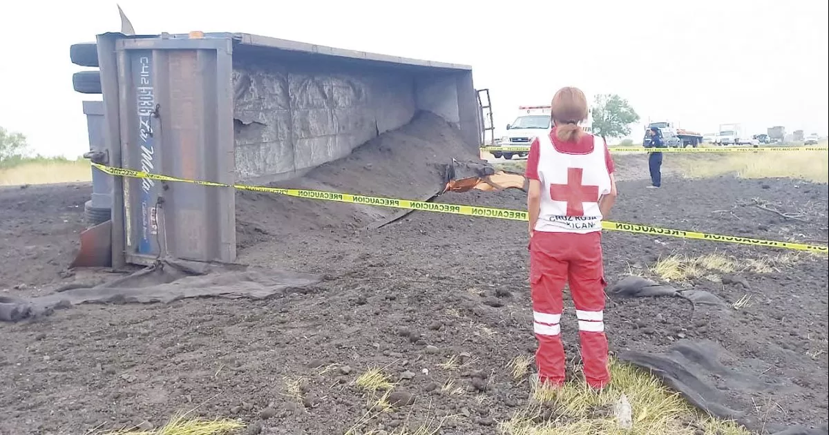 El conductor del tracto camión se puso a disposición del Ministerio Público en calidad de detenido