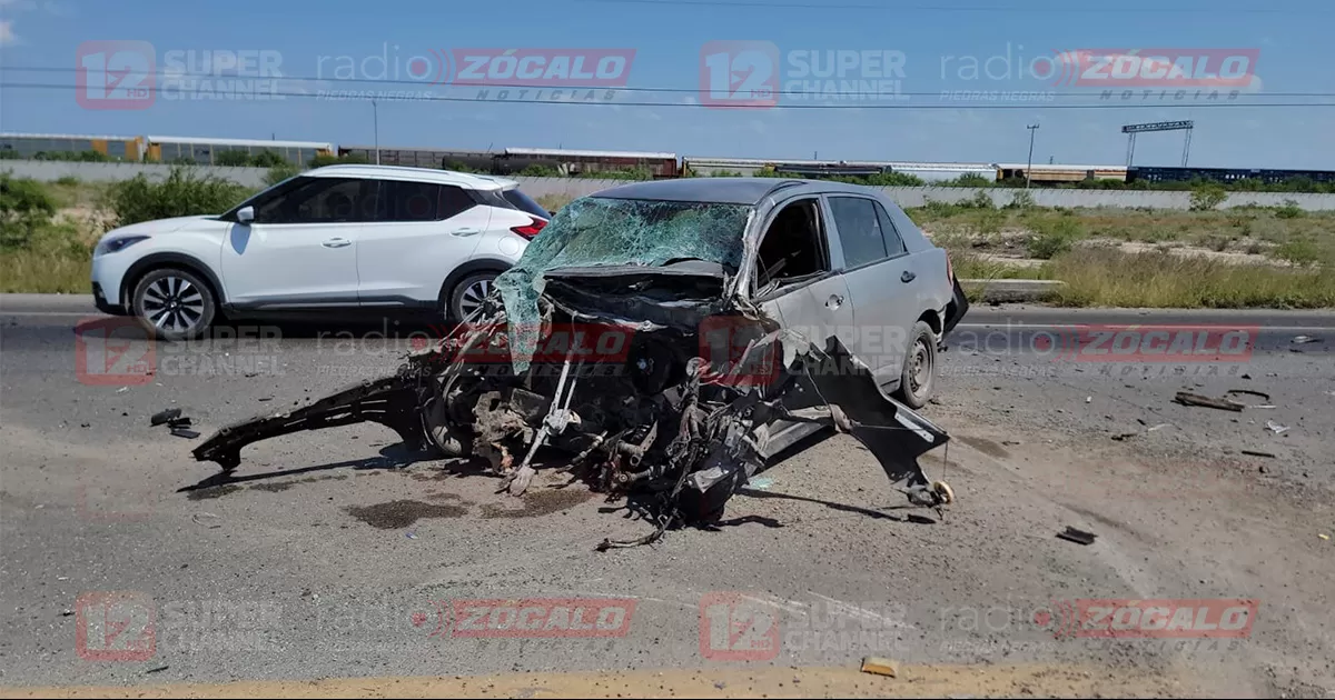 Choque entre camión escolar y dos autos deja un muerto sobre la 57