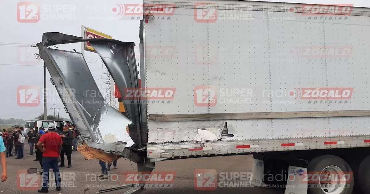 El conductor de un tráiler se le atravesó al paso a un autobús provocando un fuerte choque.