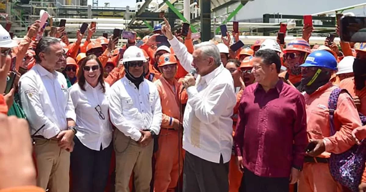 Divertido y sonriente, López Obrador solo movió la mano mostrar su negativa a la petición