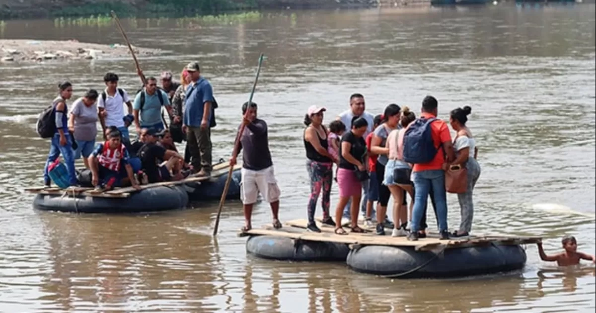 Migrantes provenientes de Centro y Sudamérica cruzan de manera irregular a México por el río Suchiate en balsas hechas