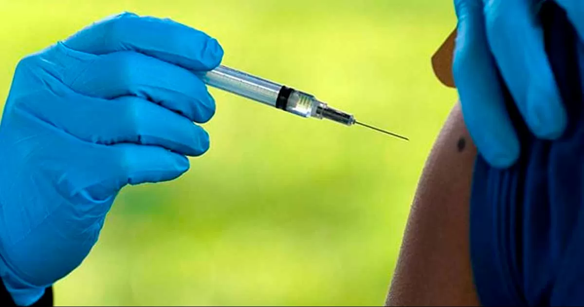 Los Centros para el Control y la Prevención de Enfermedades recomiendan que las personas que hayan recibido una o dos dosis de la vacuna reciban un refuerzo bivalente de Moderna o Pfizer