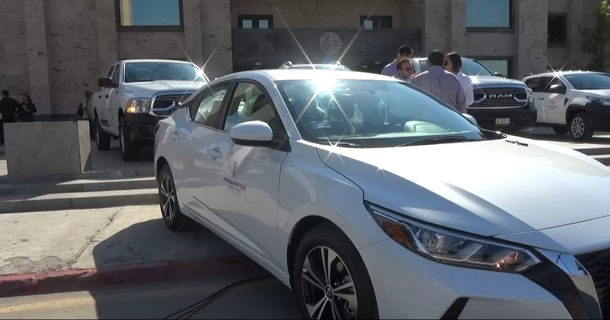 Alcaldesa refuerza trabajo de direcciones; entrega 11 vehículos con inversión de 9 mdp