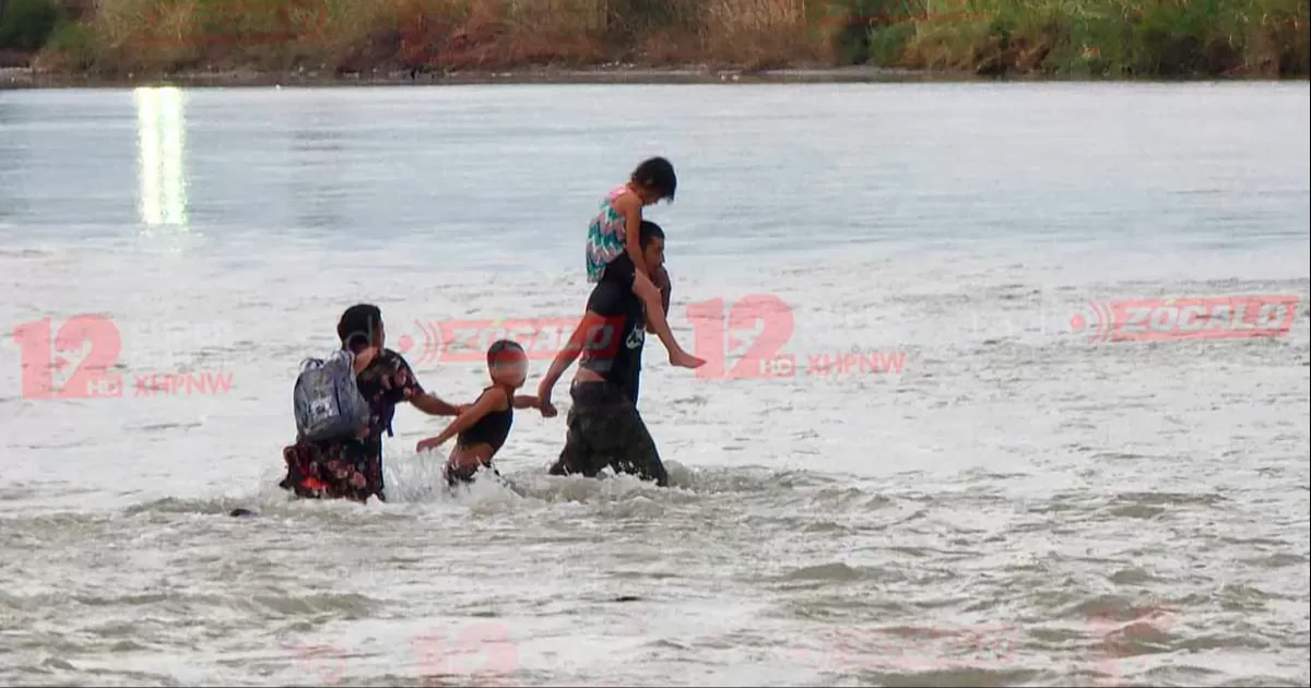 Durante cruce masivo de migrantes reaparece “ángel del río Bravo” rescatando a mujer y dos niños