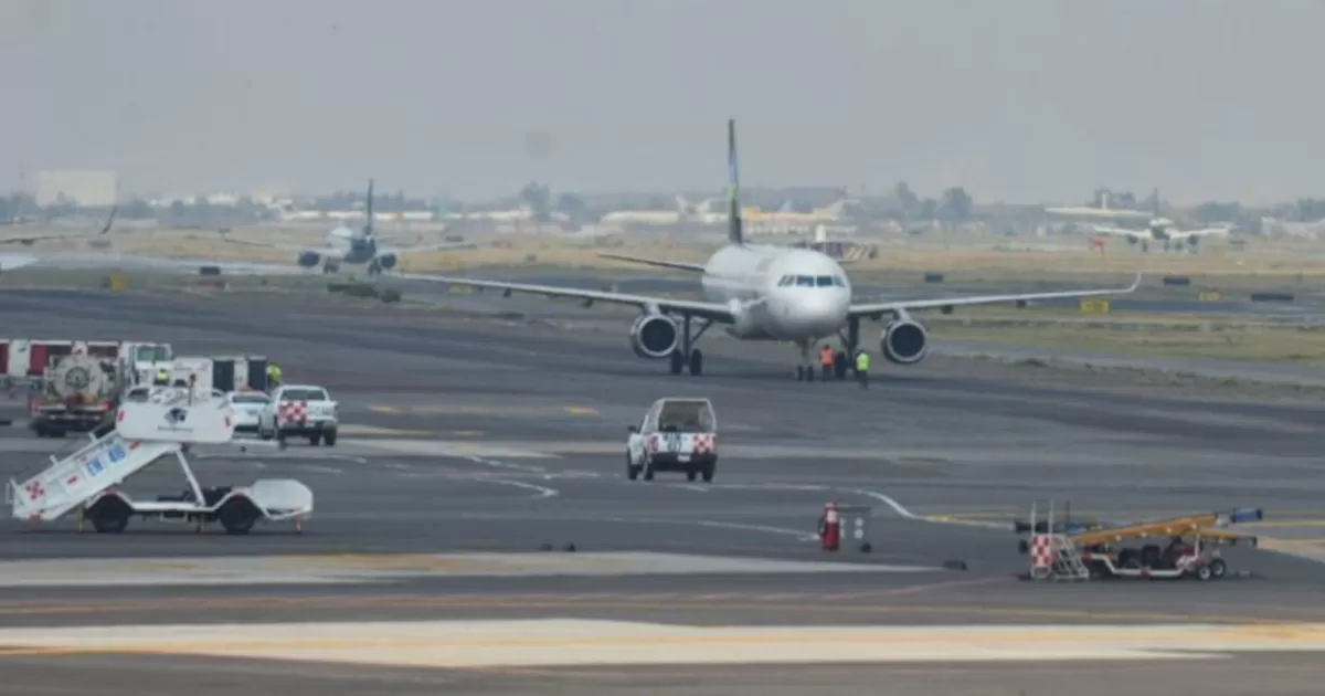 Aeropuerto de CDMX suspende operaciones por presencia de ceniza volcánica