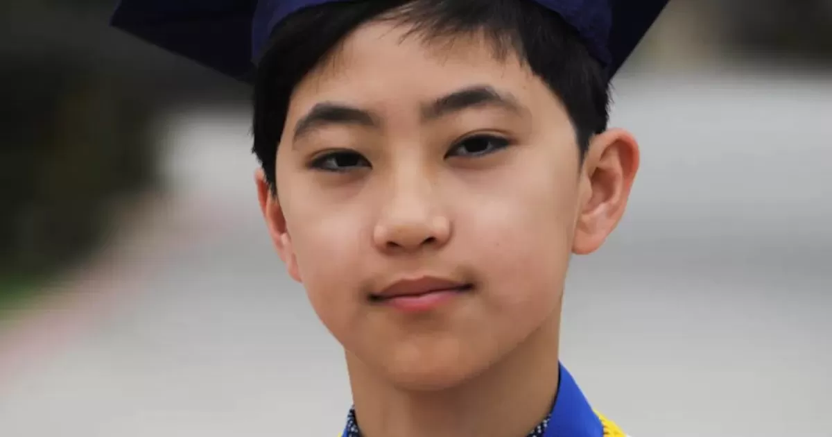 Niño de 12 años se gradúa de la universidad... ¡con cinco títulos!