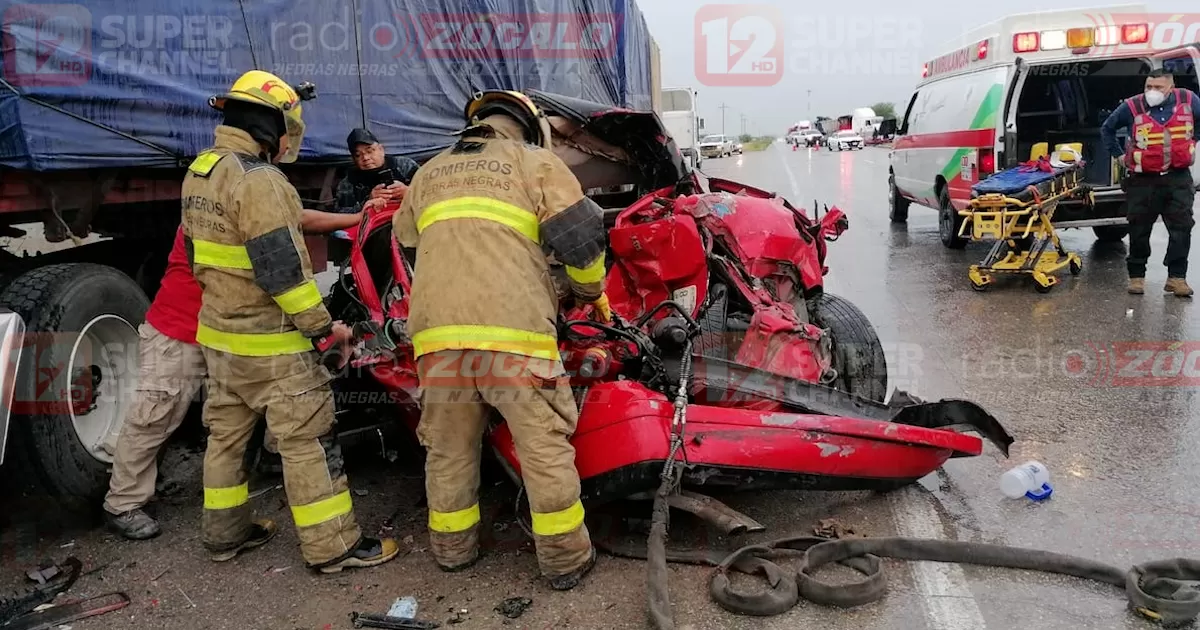 Destroza auto al provocar choque en Nava; hubo tres tráileres involucrados