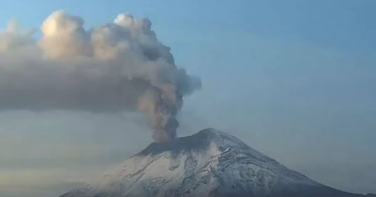 Volcán Popocatépetl amanece este 22 de mayo con salida de material incandescente