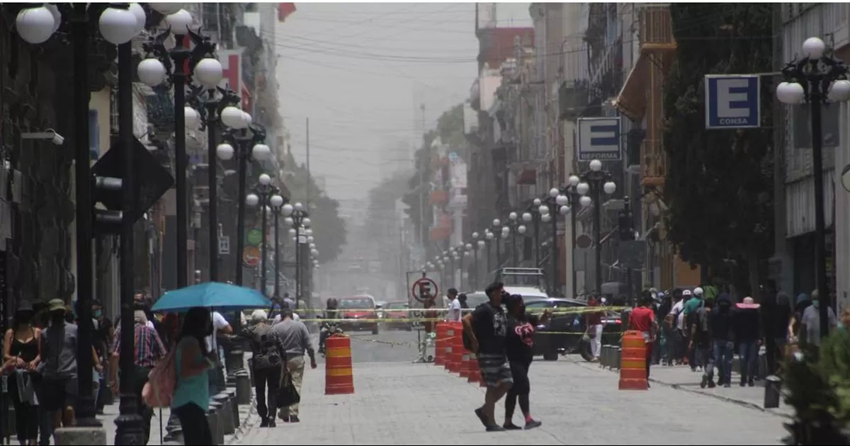 Calles, avenidas, autos y viviendas de la capital y municipios cercanos amanecieron con menos lluvia de ceniza