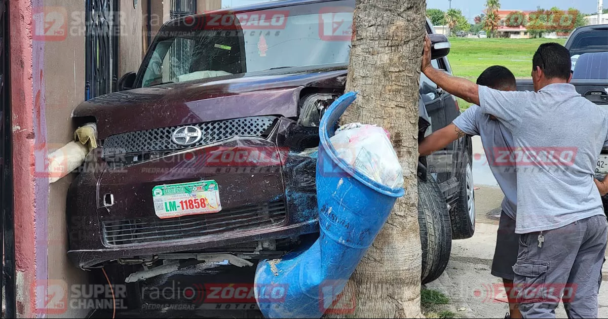 El conductor manifestó que perdió el control de la camioneta después de que se le atravesó una motocicleta.
