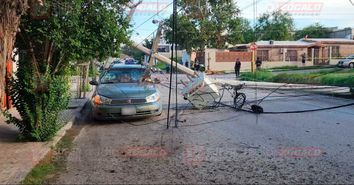 Además de quedarse sin energía eléctrica, una vecina se llevó el susto de su vida, pues uno de los postes cayó encima de su automóvil que se encontraba estacionado