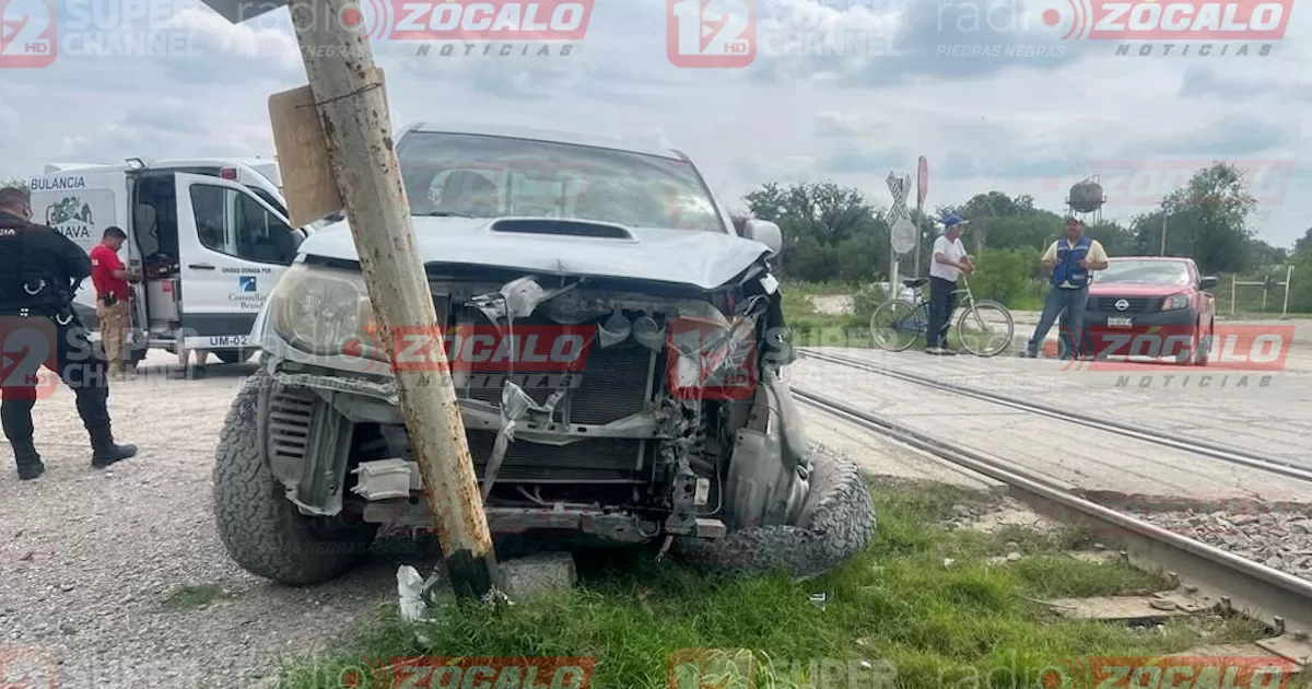La camioneta donde viajaban Juan “N” de 62 años y Elva Marta de 61 quedó destrozada por el impacto.