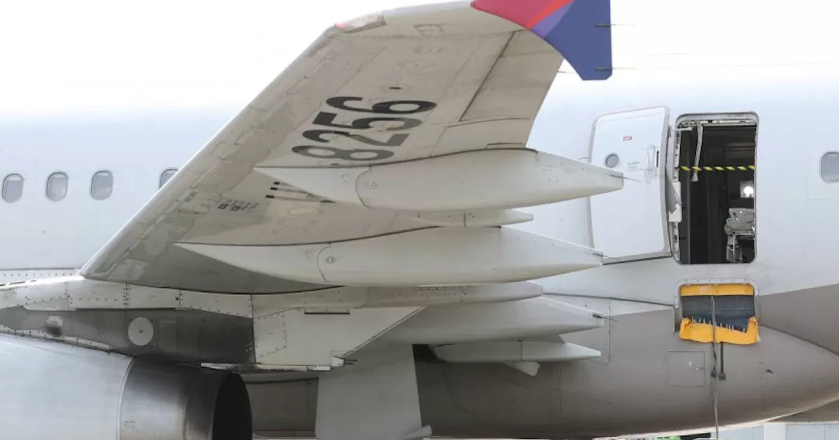 El pasajero se expone a 10 años de prisión por violar las leyes de seguridad en aviación en Corea del Sur.