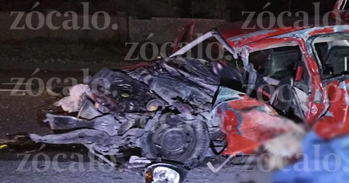 Tras la colisión el vehículo tipo Chevy color rojo quedó destrozado de la parte frontal