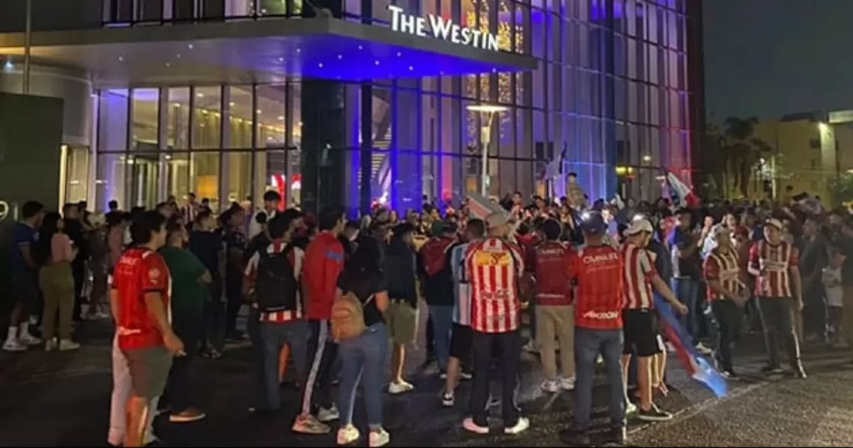 Aficionados lleva serenata a las Chivas y jugadores los desairan
