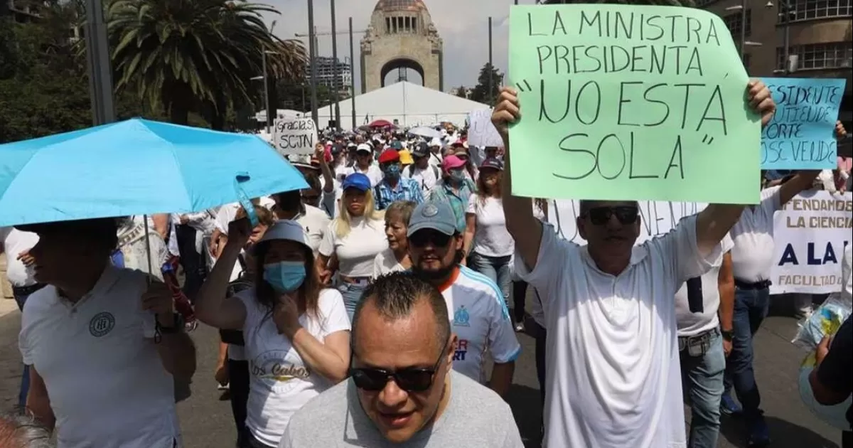 “La ley es la ley”; ciudadanos marchan en la CDMX en defensa de la Suprema Corte