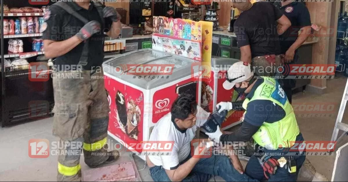 Se queda atorado en ducto de aire; bomberos lo tuvieron que rescatar