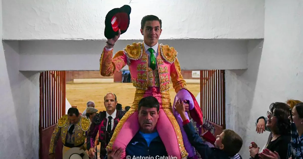 Triunfal presentación con picadores de Bruno Aloi en España