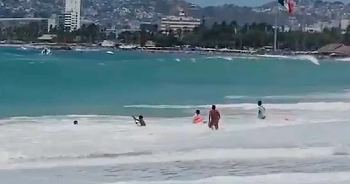 ¡Héroes! Salvavidas rescatan a turista de Saltillo en playa de Acapulco