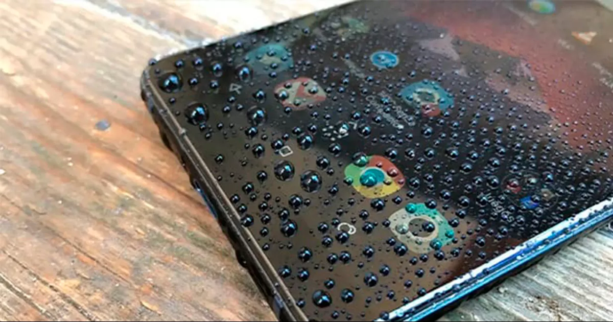 Mujer embarazada intenta rescatar celular que cayó a lavadora y se electrocuta