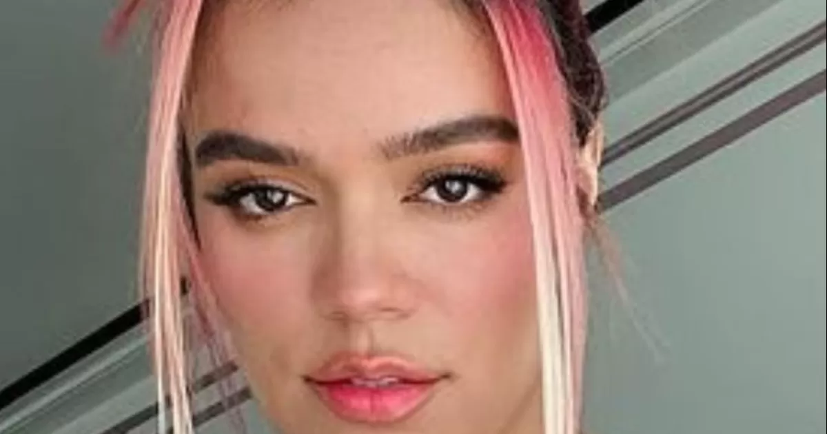 Karol G se llevó todas las miradas con juvenil minivestido