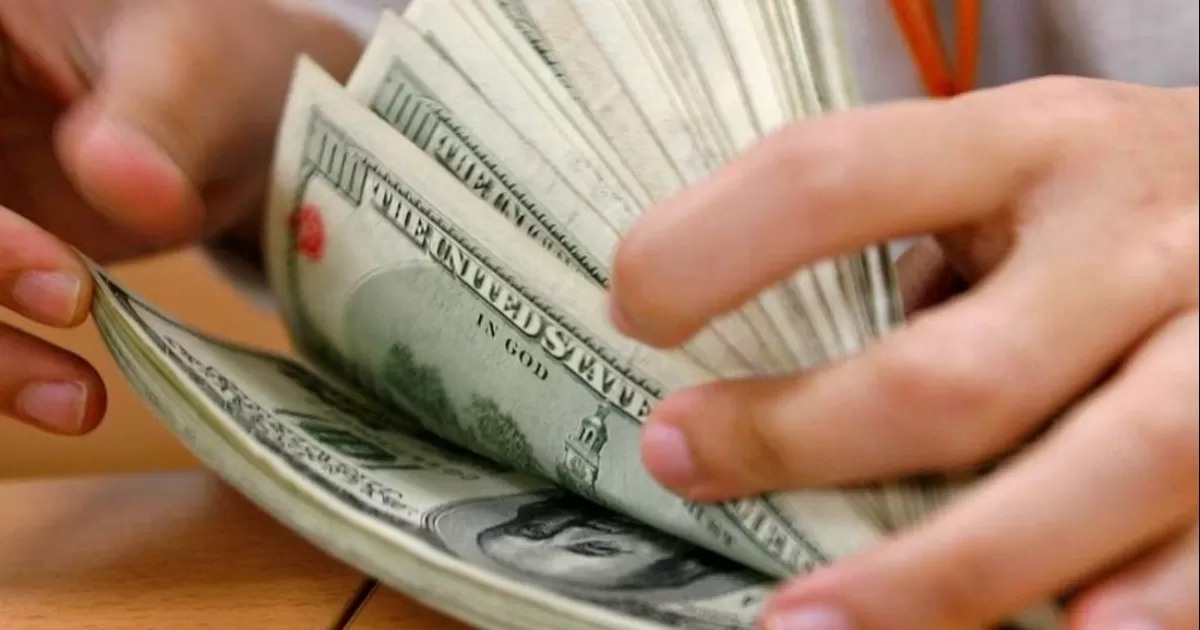 Precio del dólar: moneda abre en 17.66 pesos al mayoreo