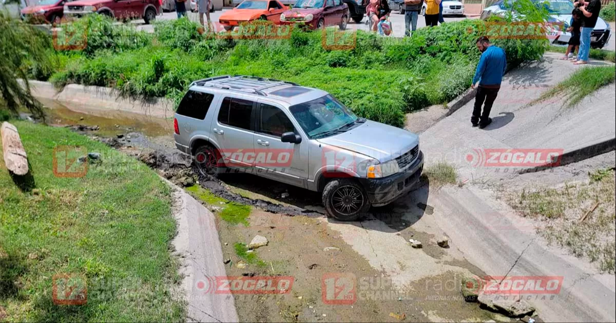 Aparentemente, la conductora olvidó poner el automóvil en “Parking”, y al intentar subir de nuevo al vehículo este debido a la pendiente se movió de reversa unos tres metros y cayó al arroyo.