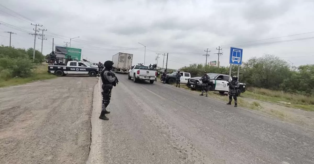Fue retenida por varias horas y tras golpearla la lanzaron a la orilla de la carretera.