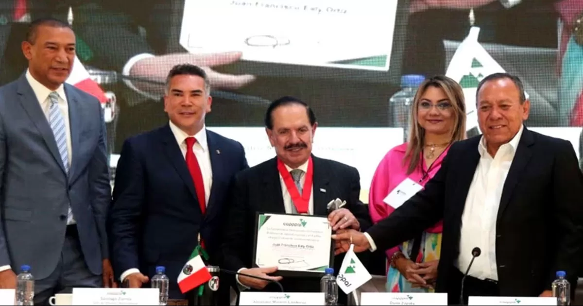 Recibe Ealy Ortiz presea de la Copppal y advierte obsesión del poder por acallar crítica