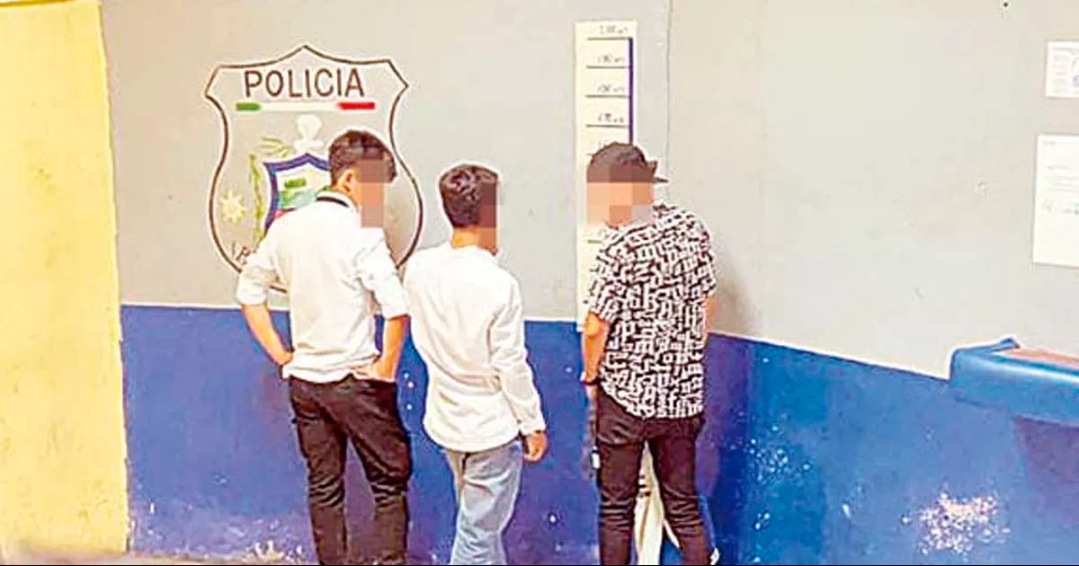 Aunque el trio de de mozalbetes dijo que se encontraban jugando en el interior del plantel, policías los detuvieron debido a que vecinos reportaron actividad sospechosa en el interior de la escuela
