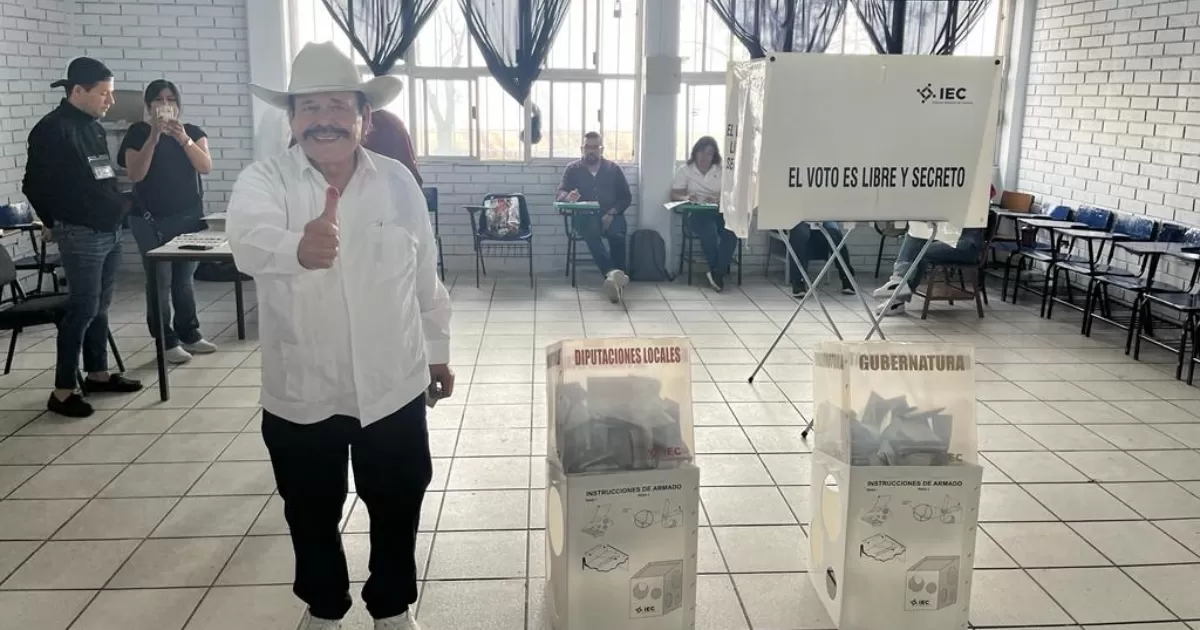 Armando Guadiana Tijerina, actual candidato de a la gubernatura por Morena, en esta ocasión votó por él mismo.