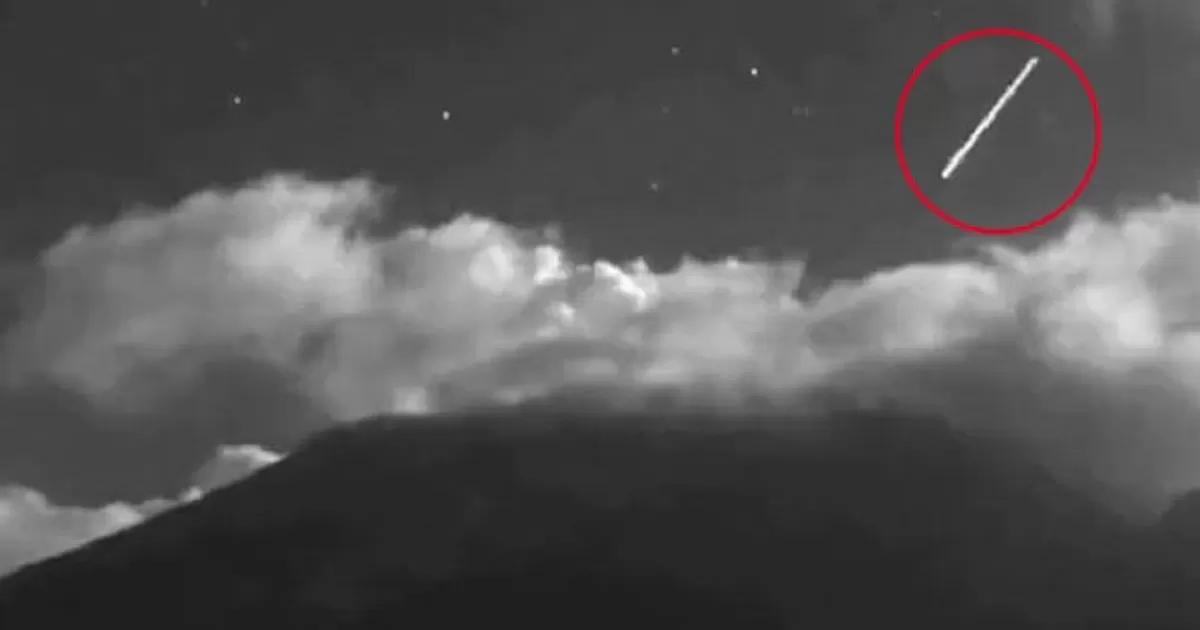 ¿Estrella fugaz? Extraña luz es captada en el cráter del Popocatépetl