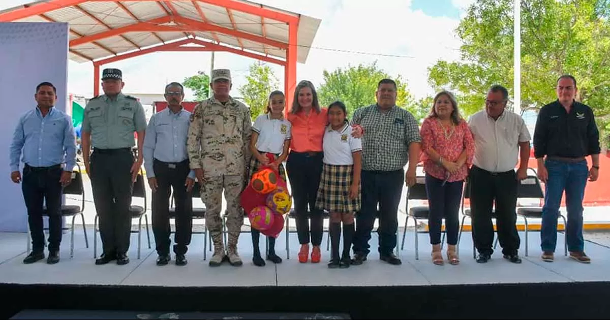 Preside alcaldesa Norma Treviño saludo a  la bandera en escuela Coahuila