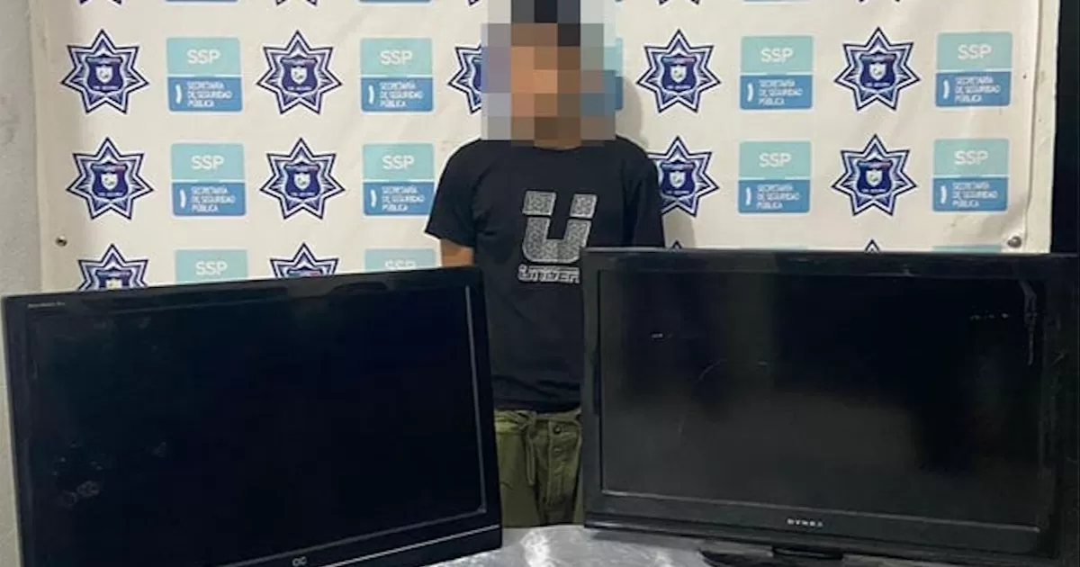 Denuncia afectada el hurto y policías localizan al sujeto cuando cargaba el botín a unas cuadras del lugar.