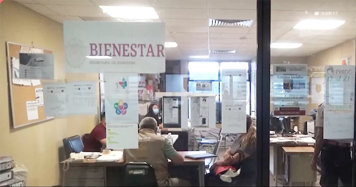 El horario de entrega de las tarjetas será de las 9:30 de la mañana a la 1:30 de la tarde y es necesario que los beneficiarios acudan a recojerlas ya que solo a ellos se les entregará.