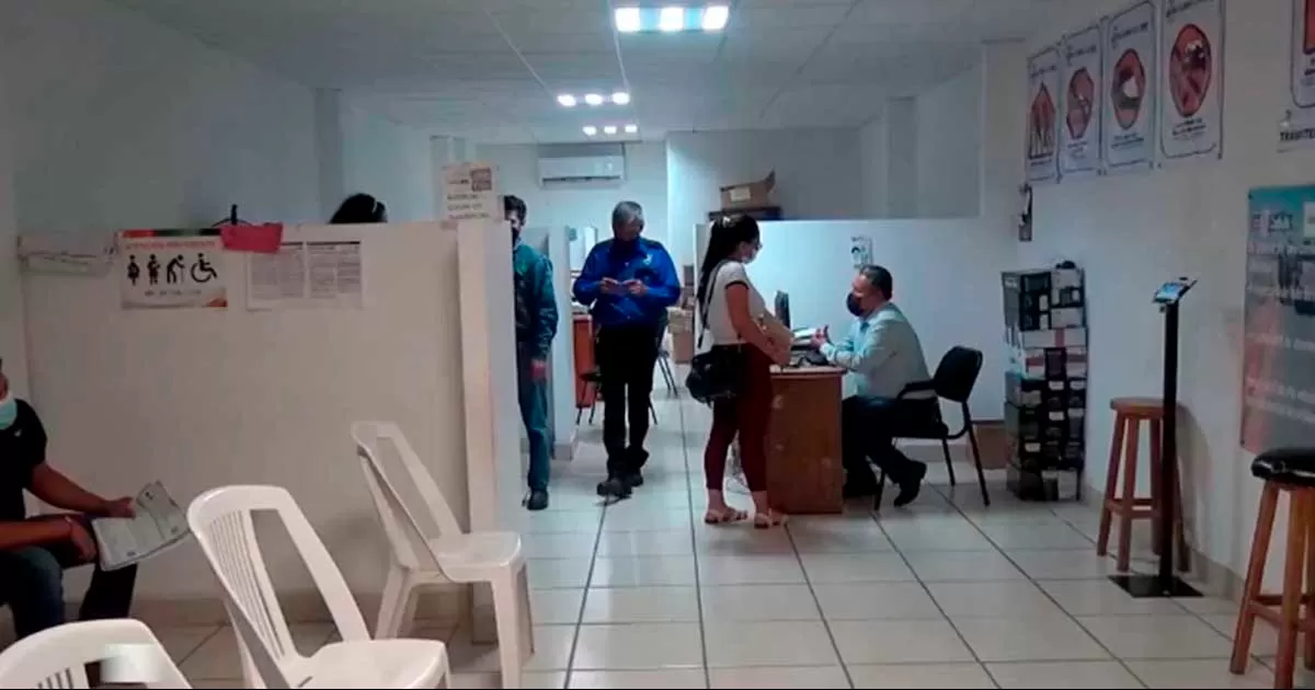 Alrededor de 60 personas acuden diario a las oficinas de Transporte del Estado para tramitar su licencia de conducir, pero la mayoría de los aspirantes primerizos no pasan el examen teórico