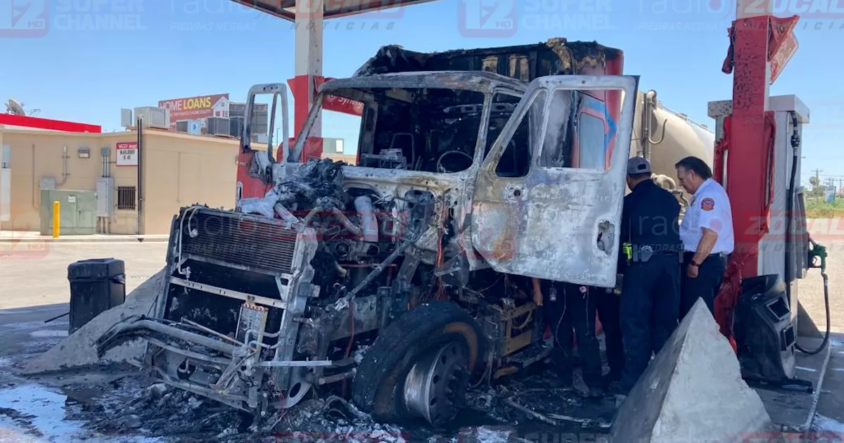 Bomberos no lograron evitar que el fuego consumiera gran parte de la cabina.