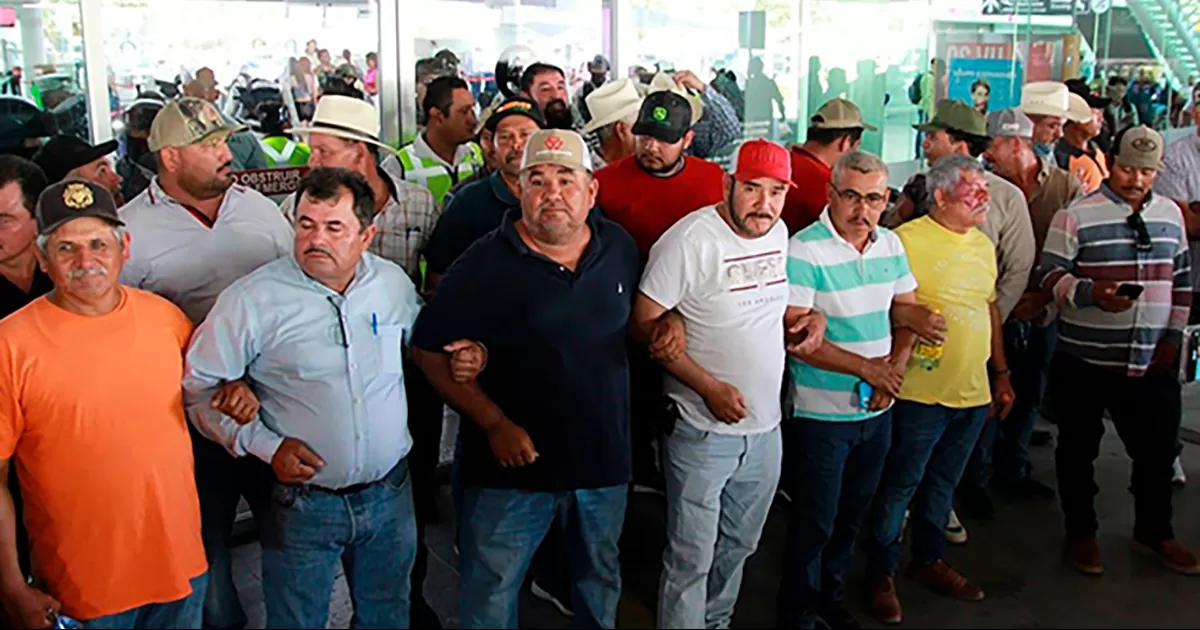 Cierran aeropuerto de Culiacán por protesta de productores agrícolas