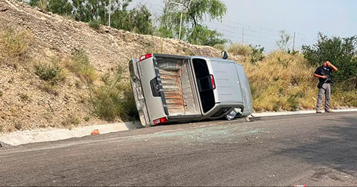 Vuelca familia de paisanos en la carretera 57 en Nueva Rosita