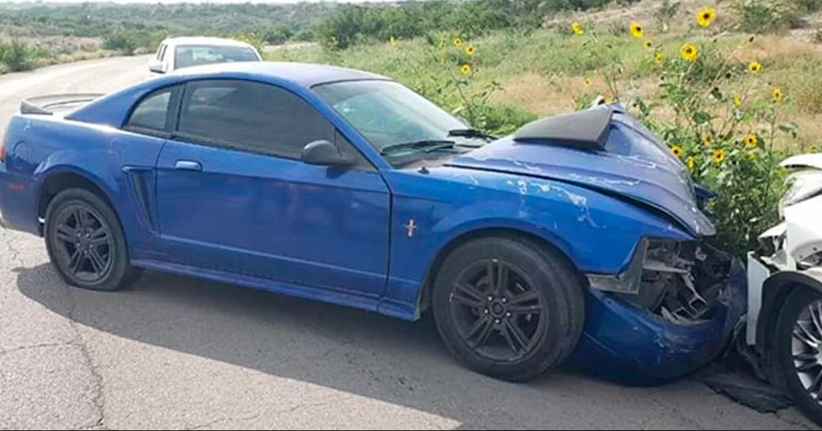 Por no ceder derecho a vía, una conductora chocó su automóvil contra una camioneta, dejando cuantiosos daños materiales