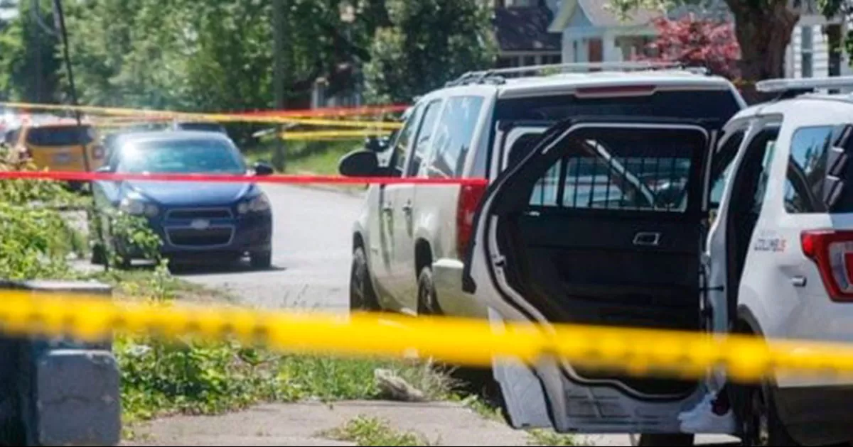 El padre, de 32 años, fue arrestado sin incidentes tras llegar la policía a la residencia de la familia.