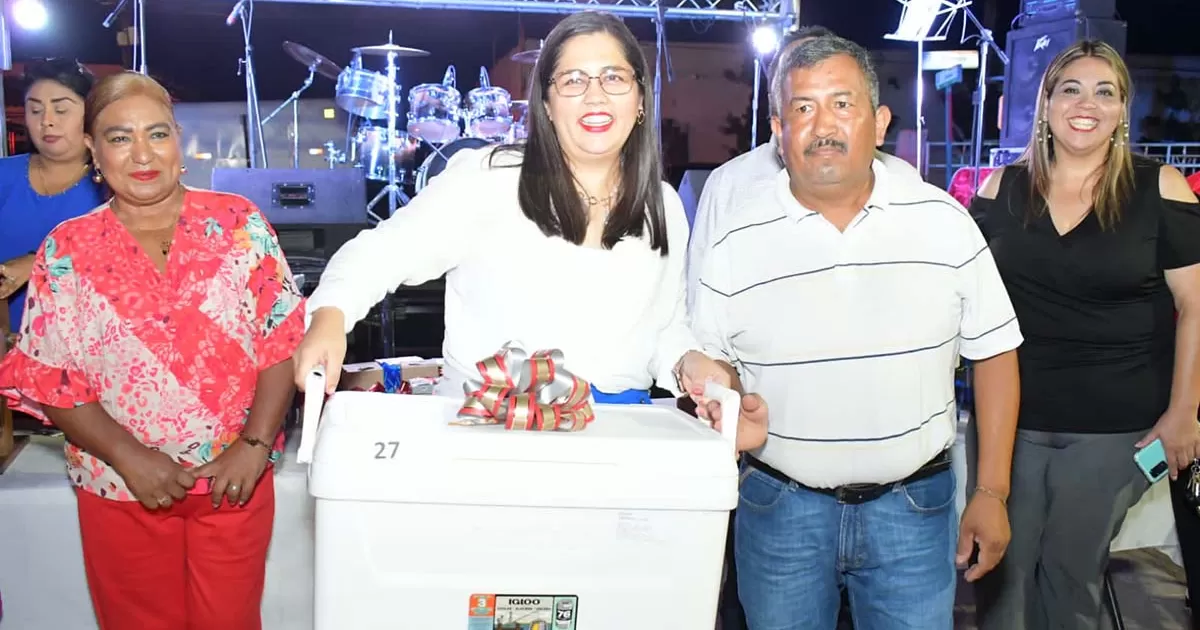 Celebran en Nava a papás con comediante y agrupación norteña