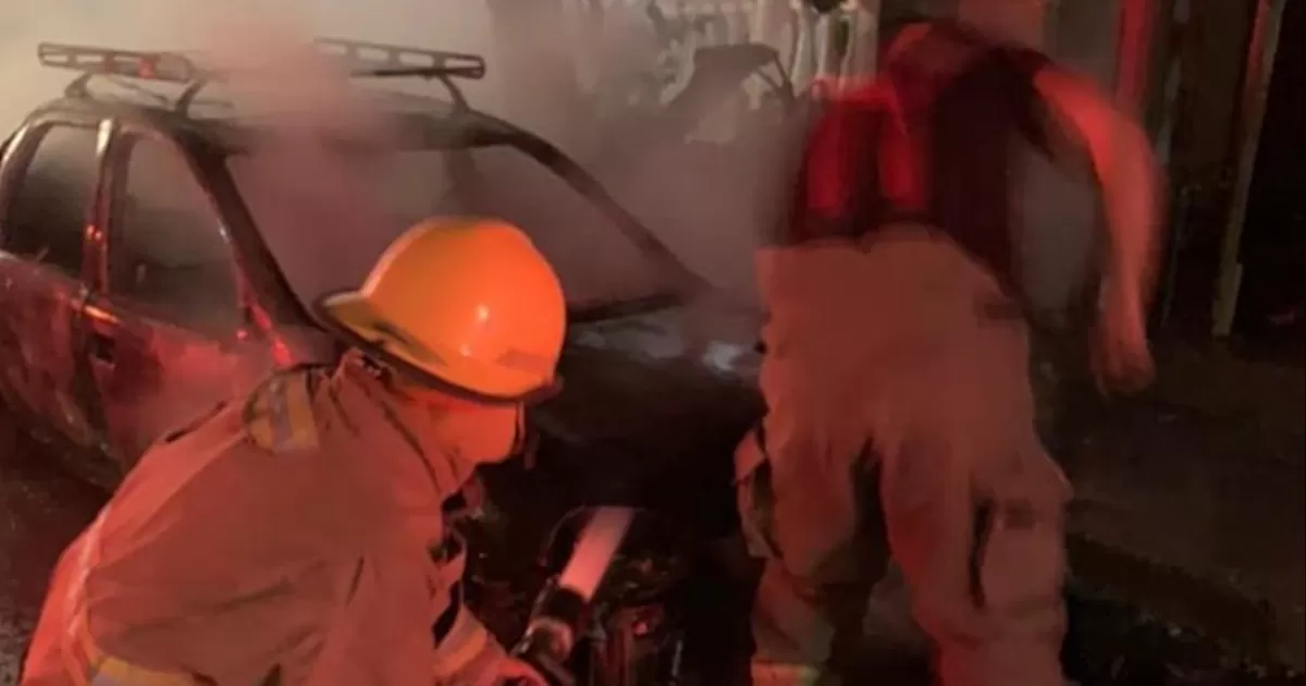 Reducido a cenizas terminó un automóvil que se encontraba estacionado en el exterior de un domicilio ubicado en la colonia Hidalgo.