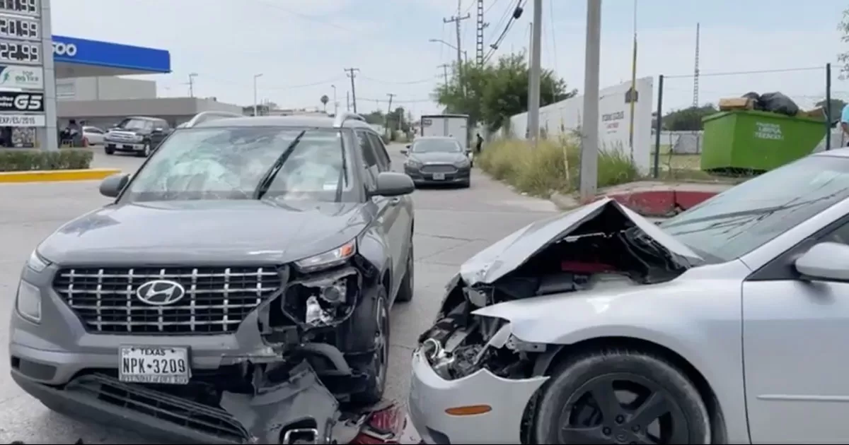 Se accidentan en bulevar; ambos dicen tener el paso