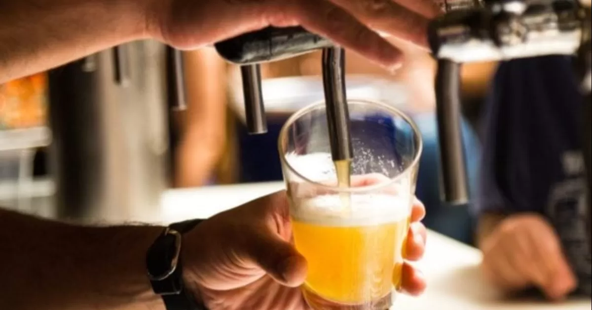 La Alianza Nacional de Pequeños Comerciantes advirtió que los inventarios de cerveza en las tiendas no van a la velocidad de la demanda.