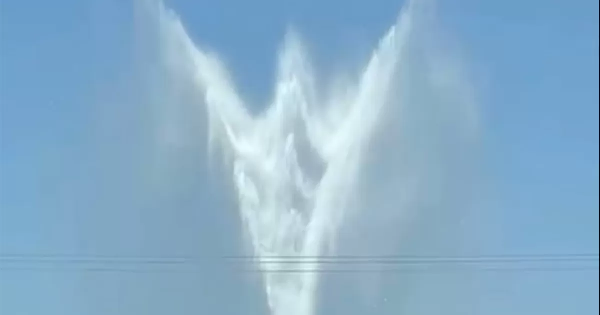 Cerca de las 11:0 horas, horario de la frontera, los automovilistas se asombraban al ver el chorro
