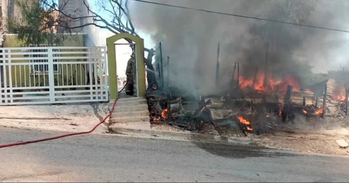 Además de que el domicilio fue pérdida total, el fuego provocó afectaciones en algunas secciones de cableado de la CFE.