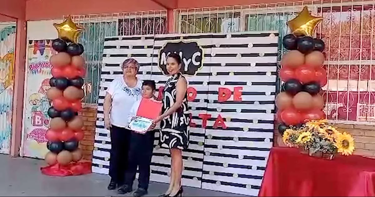 Entrega  reconocimientos a alumnos destacados en la Miguel Hidalgo